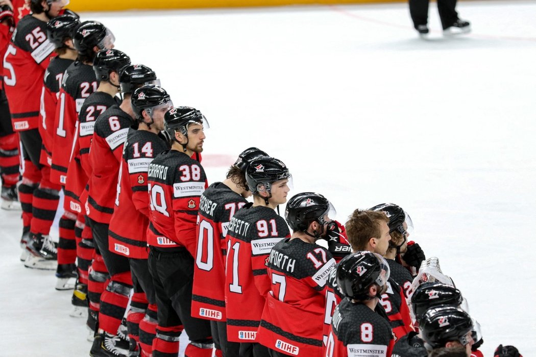 Zklamaní hokejisté Kanady po úvodní porážce na MS od Lotyšska
