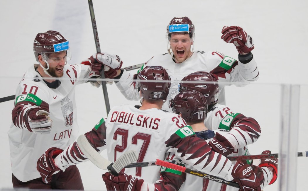 Lotyši slaví gól proti Finsku