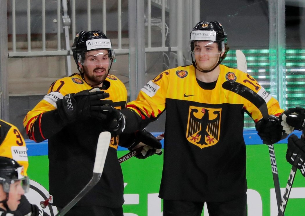 Němečtí hokejisté slaví gól proti Kanadě