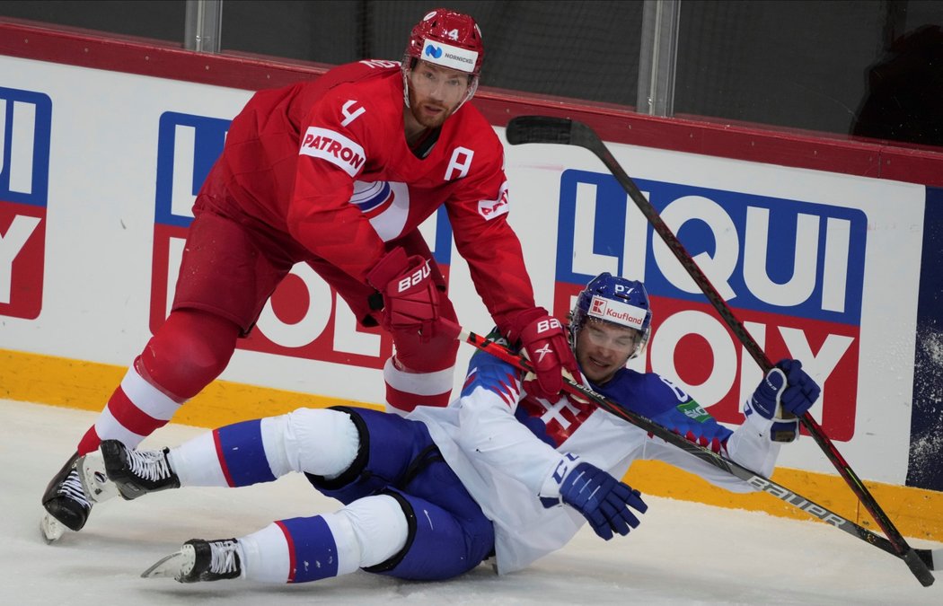 Rus Vladislav Gavrikov sráží k ledu slovenského reprezentanta Mariána Studeniče