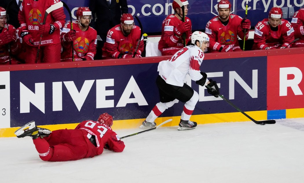 Hvězda Švýcarů Nico Hirschier proniká podél mantinelu