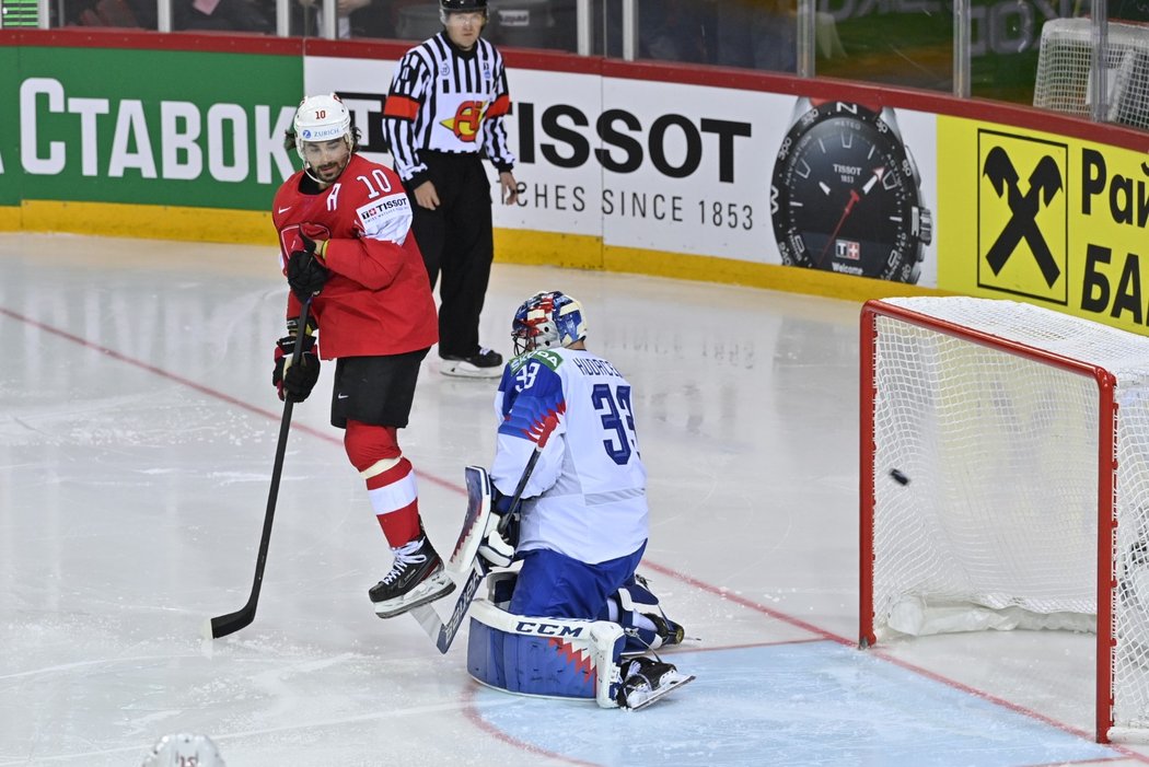 Brankář Slovenska Július Hudáček inkasuje druhý gól, trefil se Sven Andrighetto. Před brankou zkušený útočník Andreas Ambühl