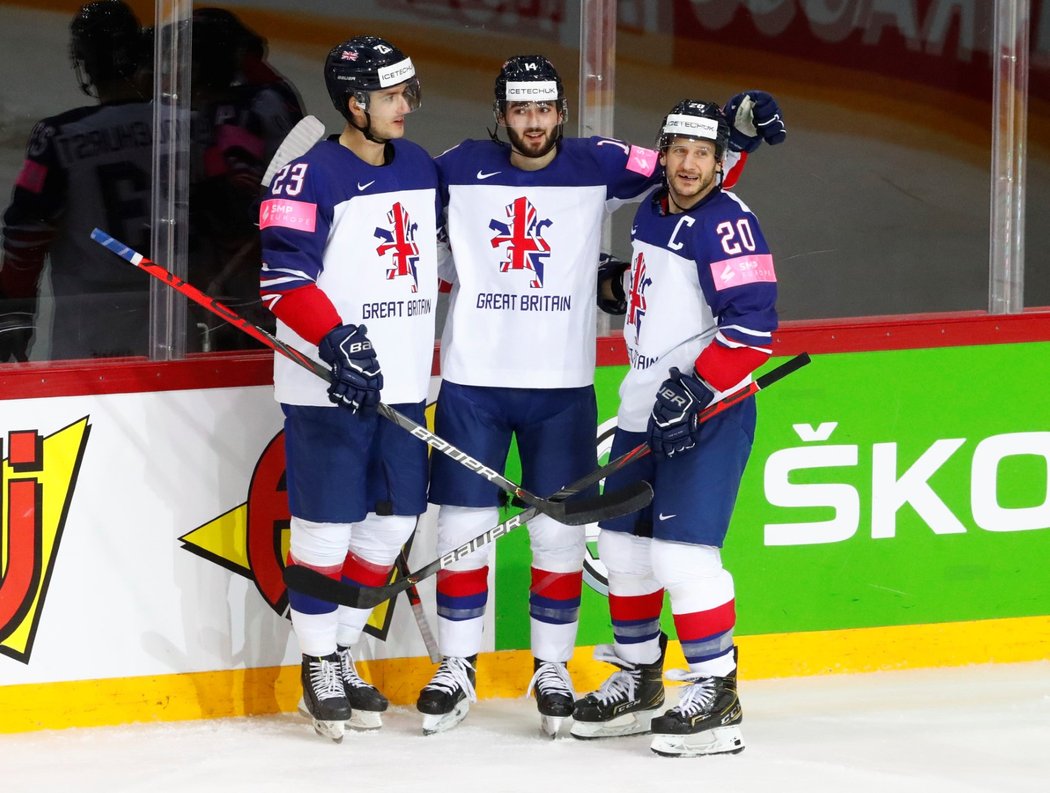 Hokejisté Velké Británie slaví gól Liama Kirka proti Bělorusku