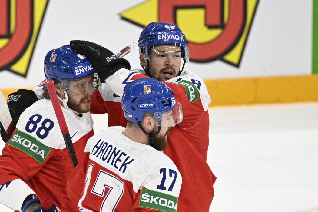 David Pastrňák, Filip Hronek a Tomáš Hertl slaví gól