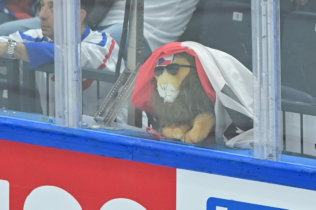 Maskot s českou vlajkou v hledišti duelu s Velkou Británií