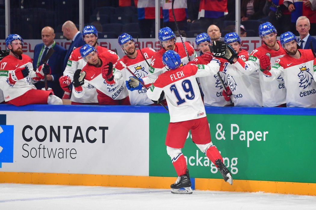 Jakub Flek se raduje s českou střídačkou ze své trefy proti Velké Británii