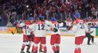 Čeští hokejisté se radují z gólu proti Velké Británii