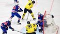Švéd Filip Forsberg se pokouší zakončovat mezi nohama proti americkému brankáři Jeremymu Swaymanovi v semifinále MS