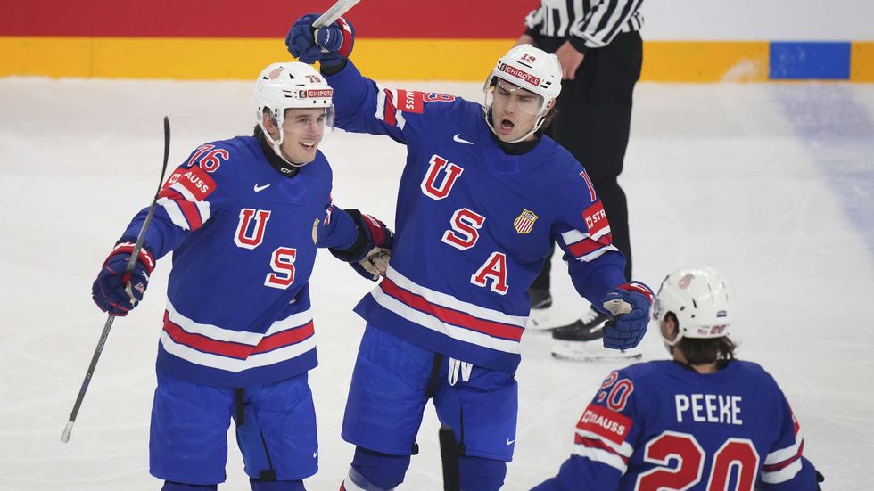 Američtí hokejisté se radují z gólu v semifinále MS proti USA