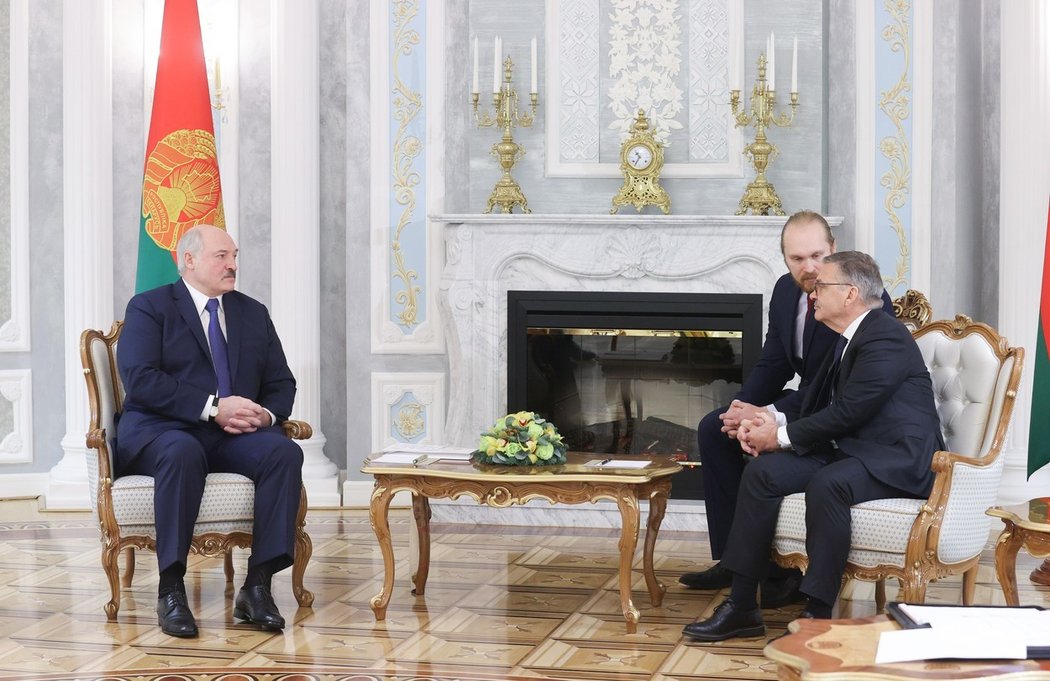 Šéf IIHF René Fasel (vpravo) na schůzce s běloruským prezidentem Alexandrem Lukašenkem