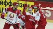 Hokejisté Dánska se radují ze vstřelené branky do sítě Běloruska