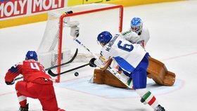 Čeští hokejisté oslavují další gól do sítě Itálie.