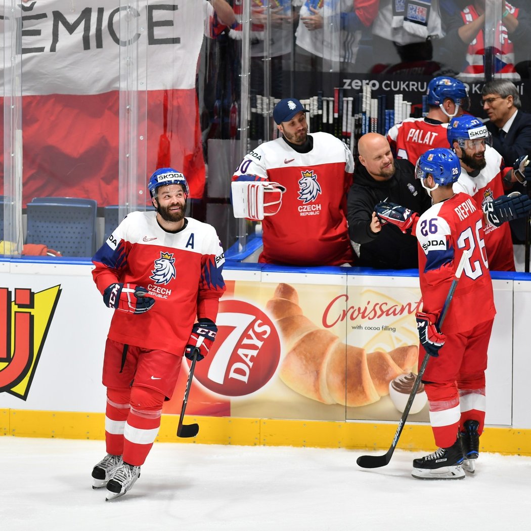 Česká střídačka se raduje z gólu Radka Gudase (vlevo), který se trefil přes půlku hřiště