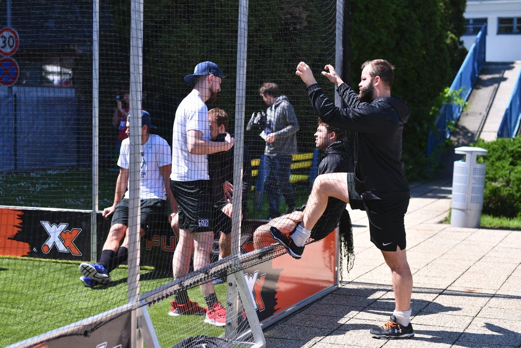 Trénink na ledě byl dobrovolný, venku se hrál fotbálek