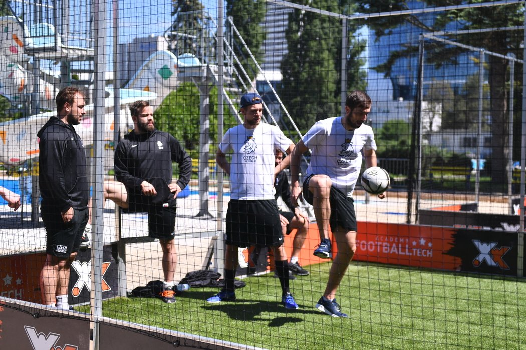 Trénink na ledě byl dobrovolný, venku se hrál fotbálek