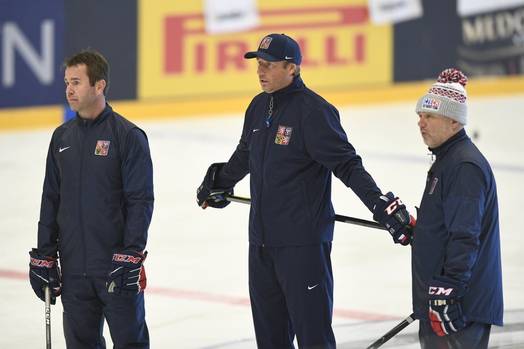 Trenér brankářů Petr Přikryl a asistenti trenéra Václav Prospal a Jiří Kalous sledují trénink