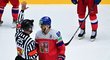 David Pastrňák v utkání s hlavním rozhodčím David Pastrňák v utkání s hlavním rozhodčím