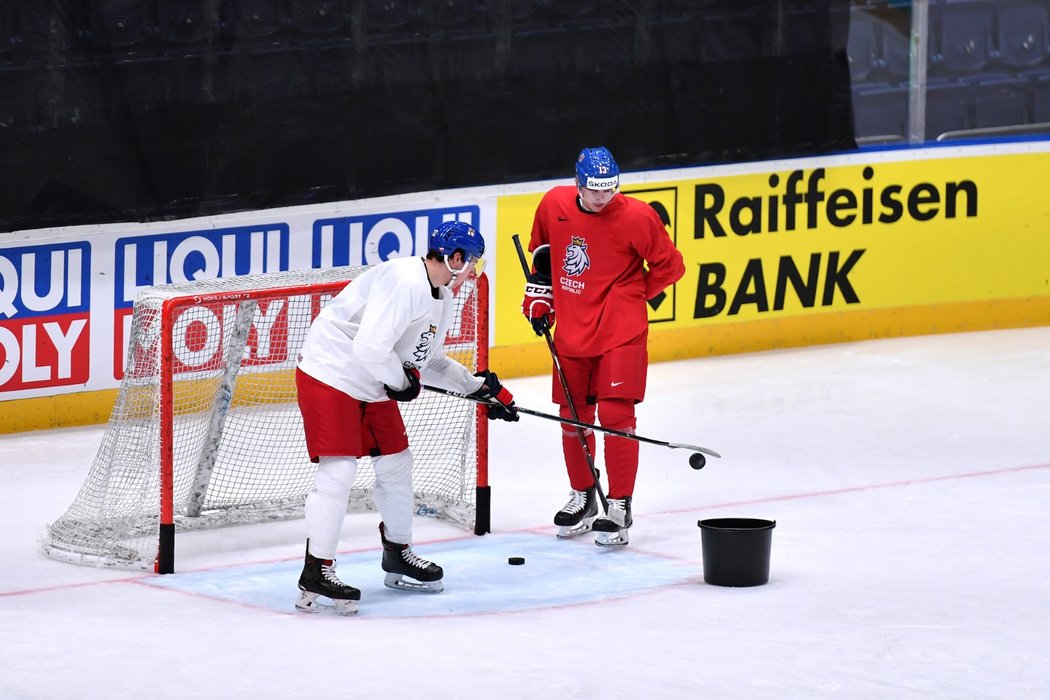 Filip Chytil a Jakub Vrána na tréninku před utkání s Německem