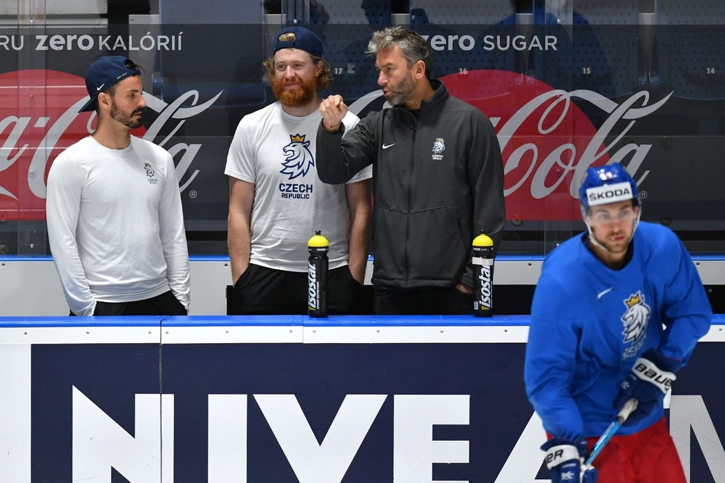 Michal Řepík, kapitán Jakub Voráček a Petr Nedvěd přihlížejí tréninku před zápasem s Německem.