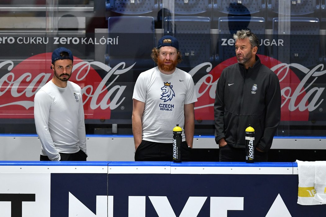 Michal Řepík, kapitán Jakub Voráček a Petr Nedvěd přihlížejí tréninku před zápasem s Německem.