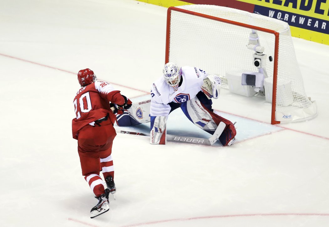 Lars Eller v nájezdech prostřelil Floriana Hardyho z Francie