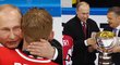 Ruský prezident Vladimir Putin po finále MS v hokeji: objímal kanadského kapitána a snažil se uzmout pohár pro mistry světa René Faselovi