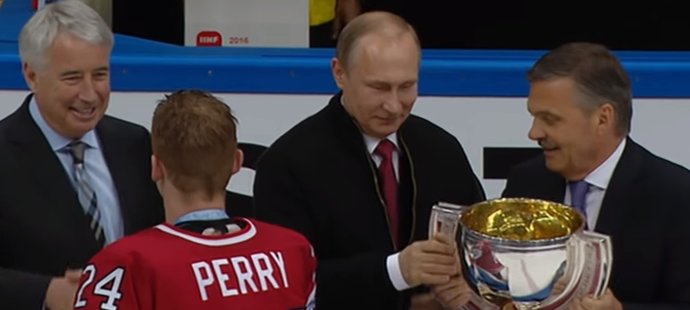 Vladimir Putin si dělá zálusk na předávání poháru kanadským mistrům světa, René Fasel se ale nedal