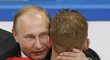 Ruský prezident Vladimir Putin objímá kapitána mistrů světa z Kanady Corey Perryho