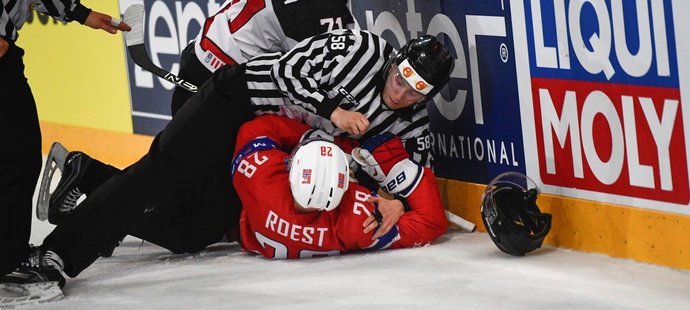 Český čárový sudí Libor Suchánek má mezinárodní zkušenosti, ale poprvé si zapíská NHL 