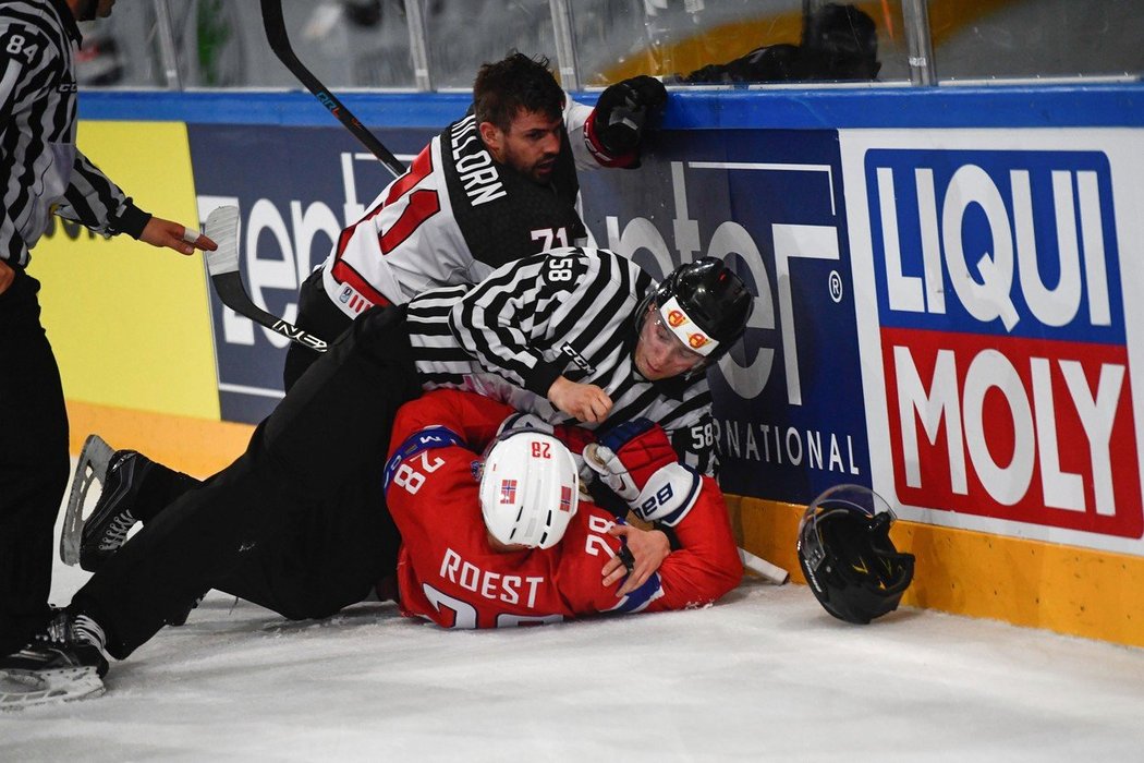 Český čárový sudí Libor Suchánek má mezinárodní zkušenosti, ale poprvé si zapíská NHL