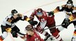 Hokejisté Německa se snaží obrat Lotyše o puk