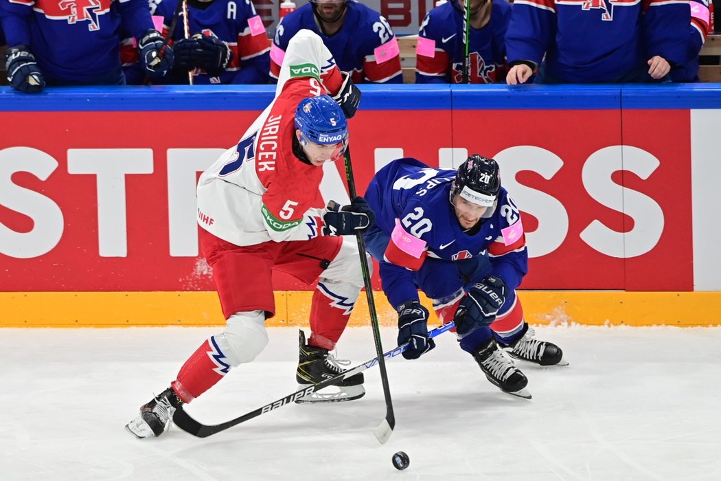 David Jiříček v úvodním zápase MS v hokeji 2022 proti Velké Británii