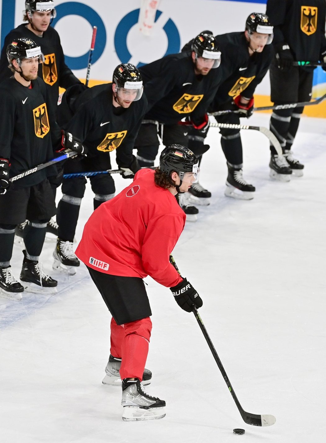 Moritz Seider předvádí své kousky před spoluhráči