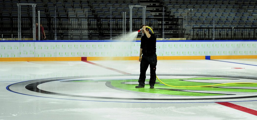 V pražské O2 Areně už se připravuje led pro blížící se světový šampionát