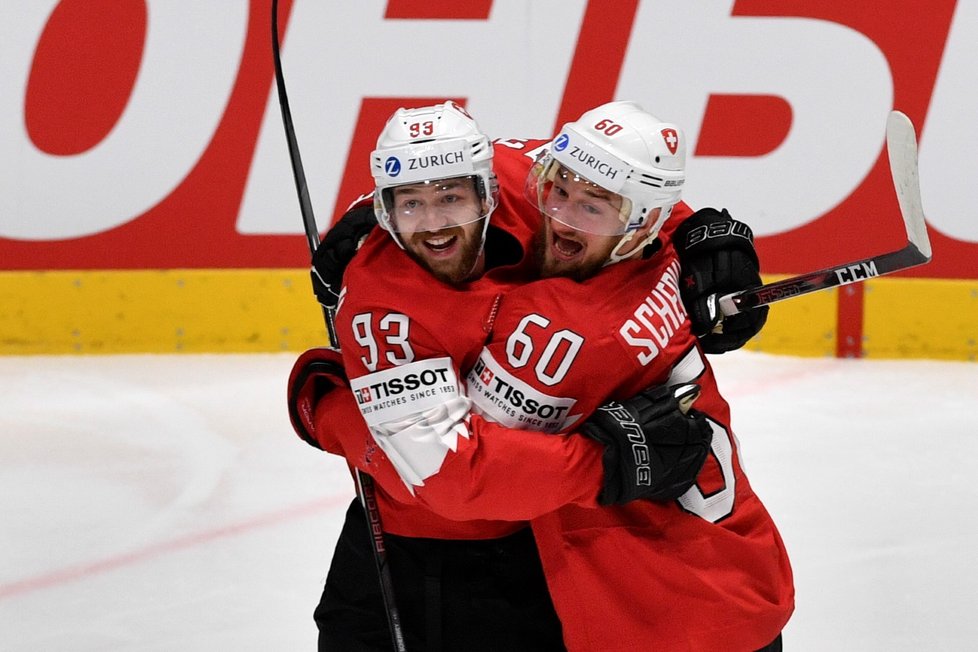 Hokejisté Švýcarska slaví gól do sítě Česka.