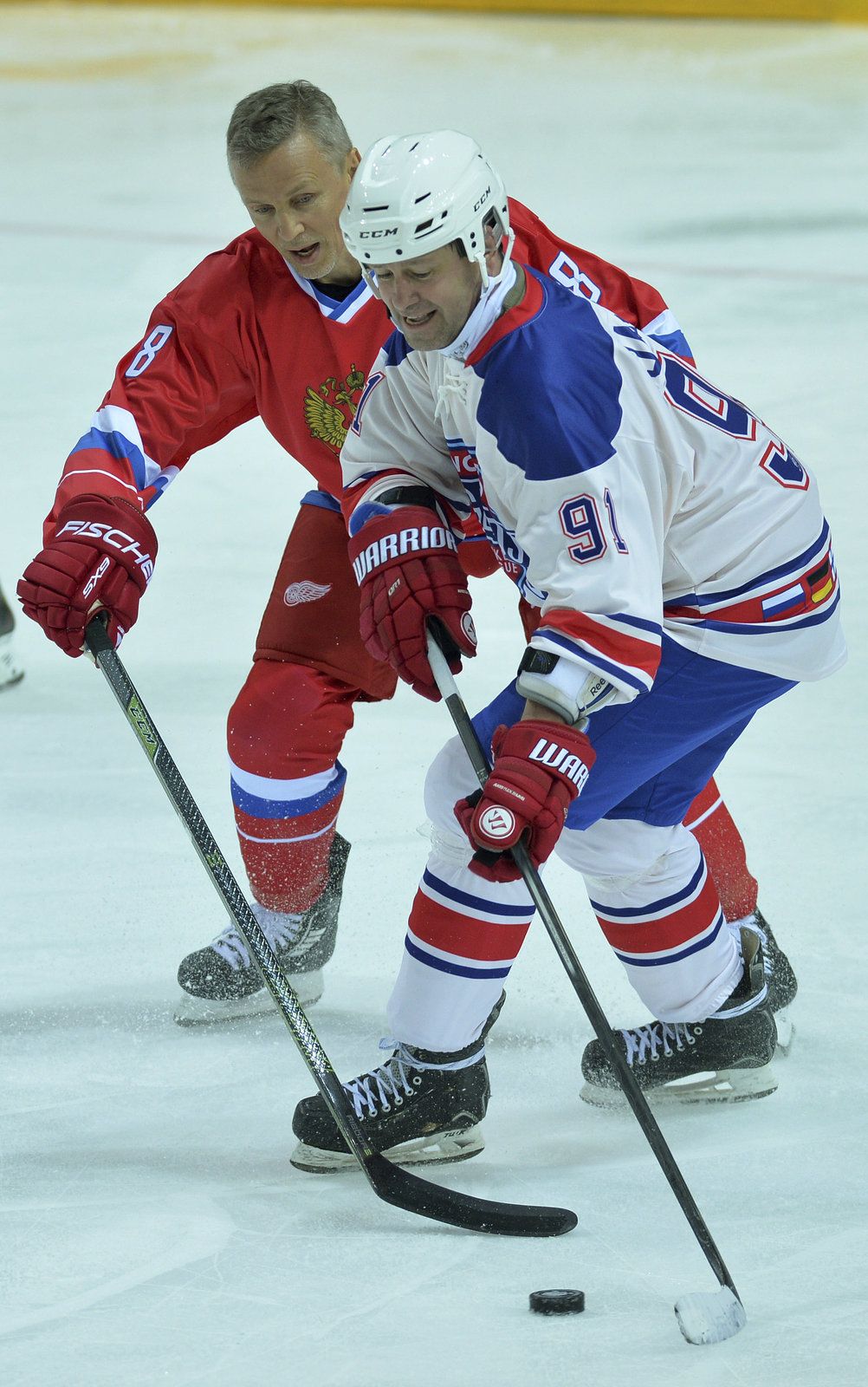 Igor Larionov (vlevo) se snaží obrat o puk Otakara Janeckého v exhibičním zápase světových legend proti Rusku