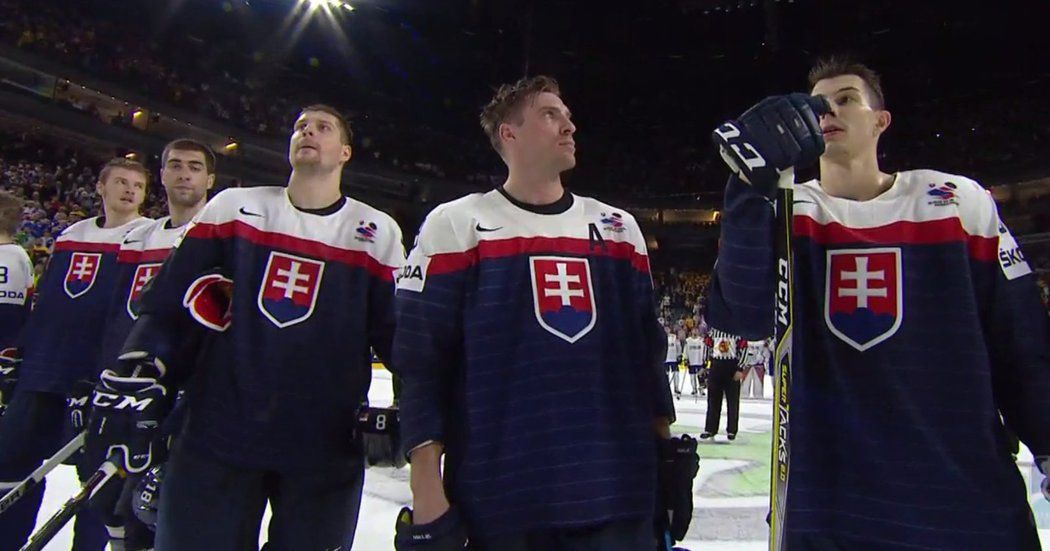 Slovenští hokejisté ve chvíli, kdy jim začala hrát špatná hymna