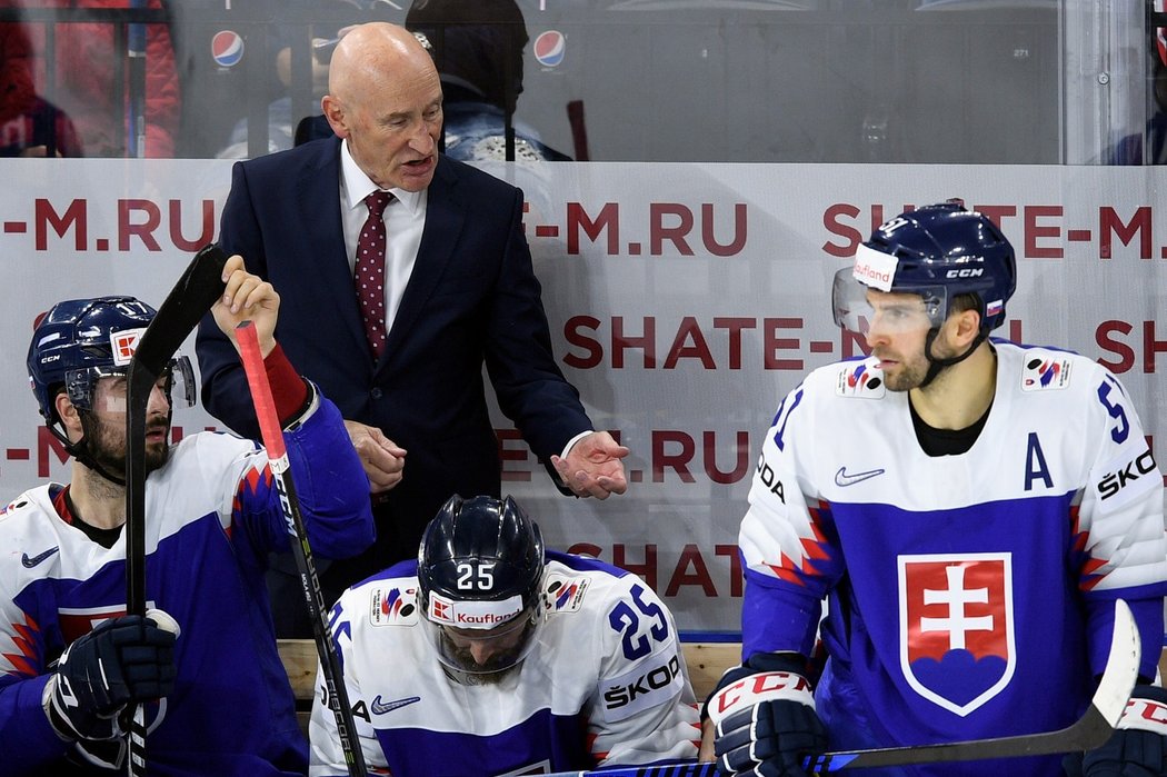 Trenér slovenských hokejistů Craig Ramsay hovoří s hráči na střídačce.