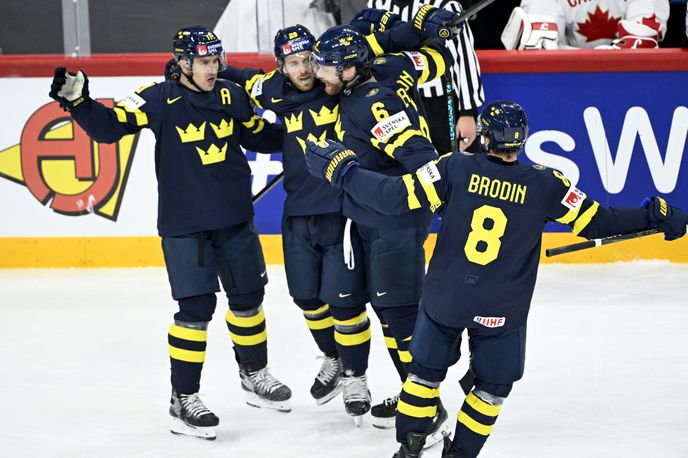 Švédští hokejisté se radují z gólu na MS v utkání proti Kanadě Švédští hokejisté se radují z gólu na MS v utkání proti Kanadě