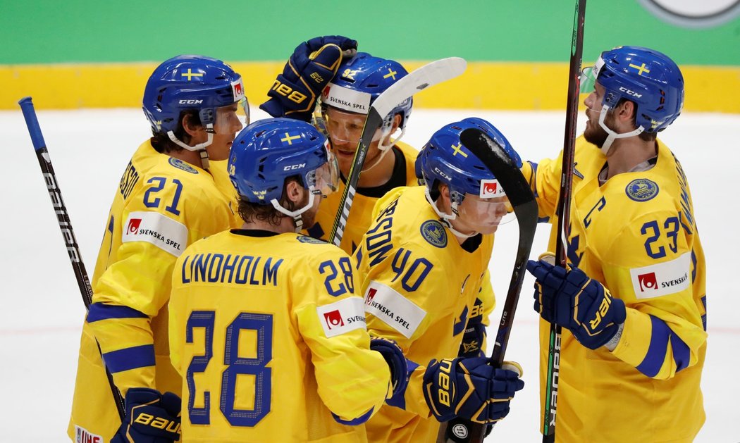 Radost švédských hokejistů po gólu Eliase Petterssona proti Lotyšsku