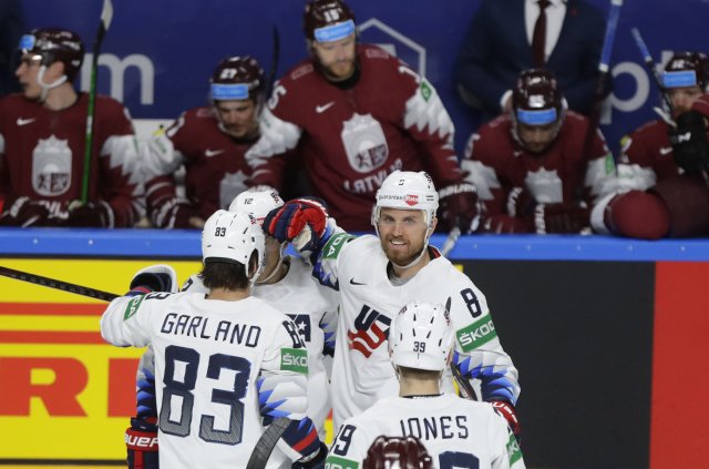 Hokejisté USA slaví branku do sítě Lotyšska