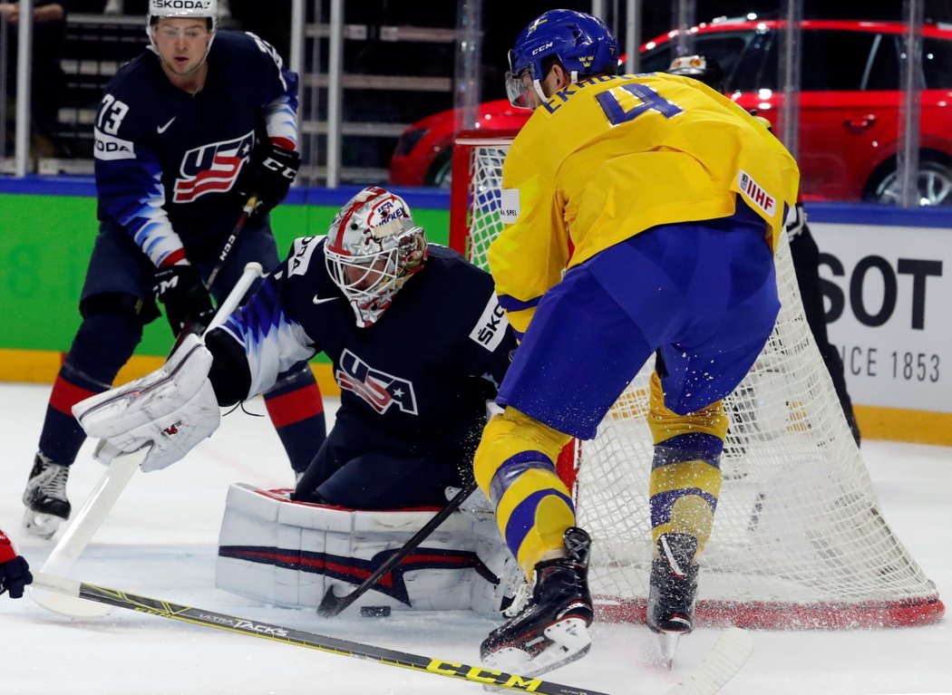 Mattias Ekholm se snaží v semifinále překonat amerického brankáře