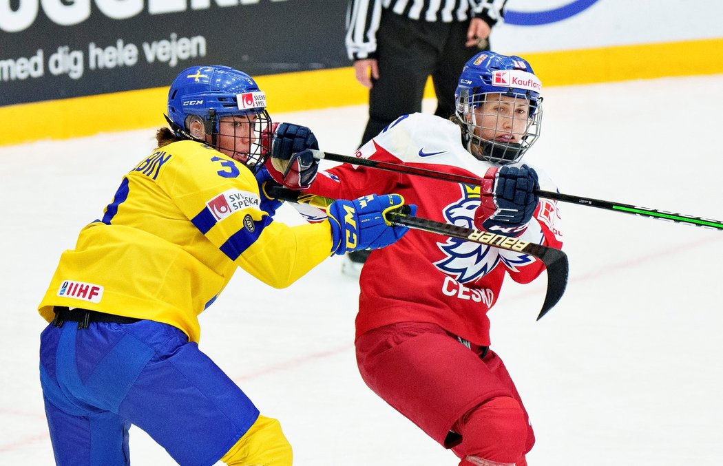 Denisa Křížová v souboji s jednou ze švédských hráček