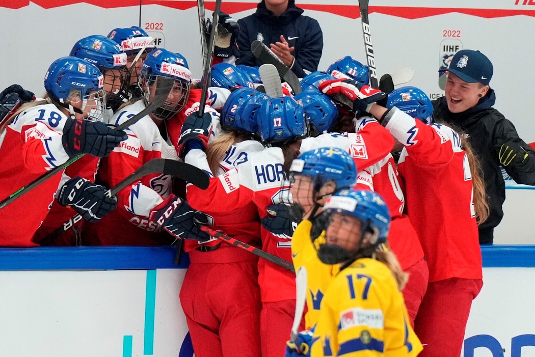 Radost českých hokejistek během zápasu se Švédskem