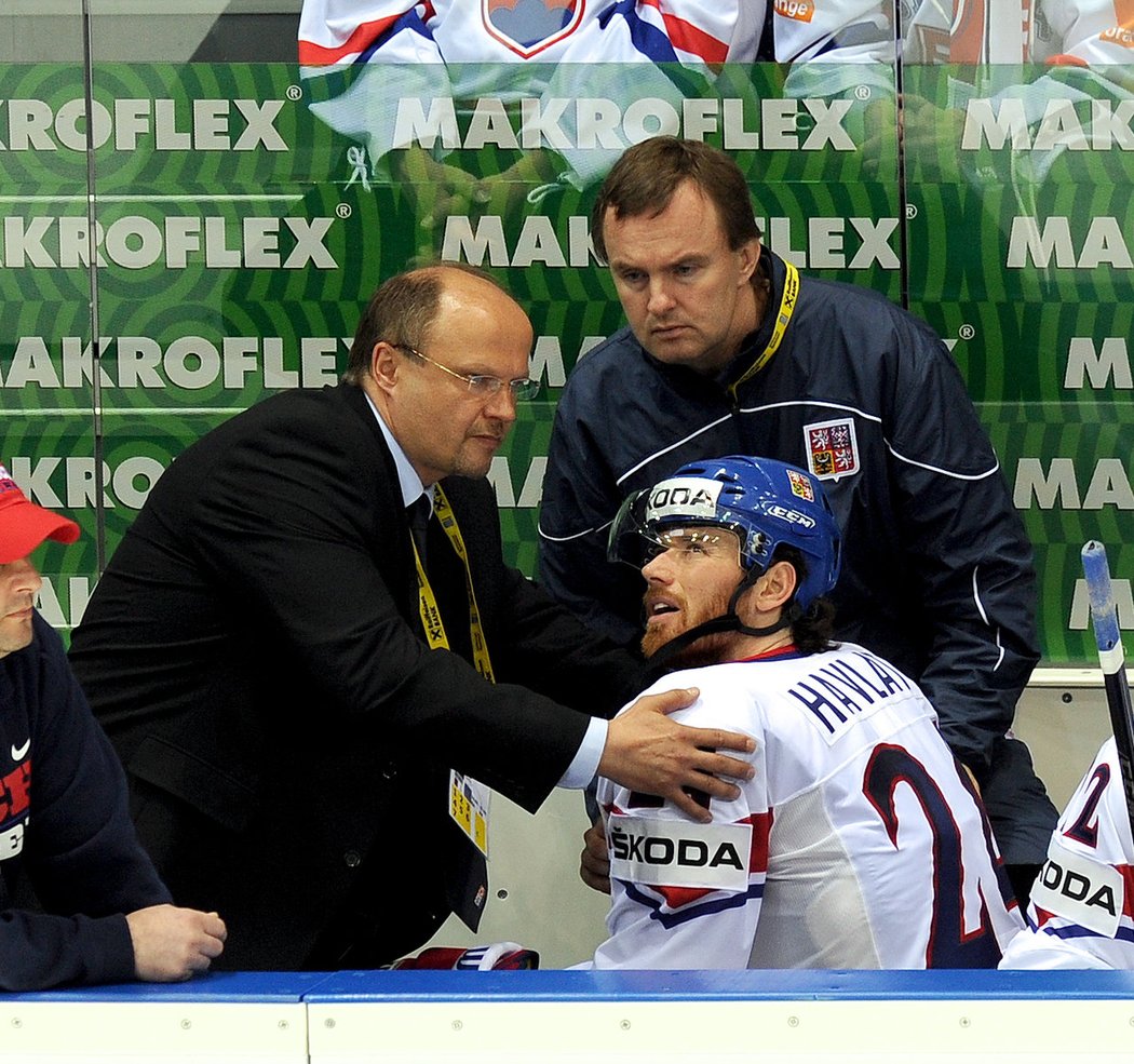 Lékař české hokejové reprezentace Radomír Holibka se takto vloni staral o Martina Havláta na mistrovství světa