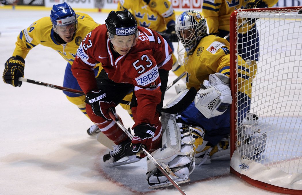 To je mela! Jejími aktéry jsou zleva Tim Erixon (SWE), Jeff Skinner (CAN), Erik Ersberg (SWE)