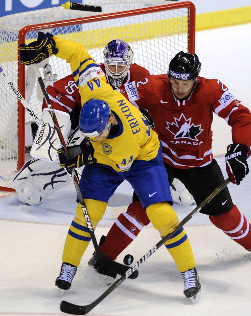 Závar před brankou. Zleva Tim Erixon (SWE), Luke Schenn (CAN), Jonathan Bernier (CAN)