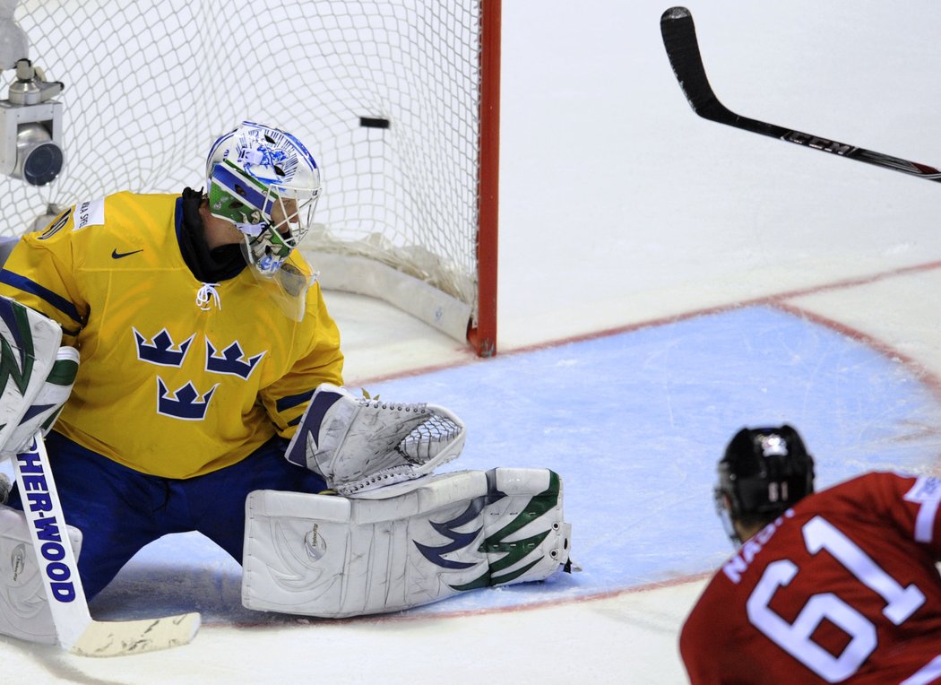 Rick Nash (CAN) dává rozhodující gól. Vlevo brankář Erik Ersberg (SWE)