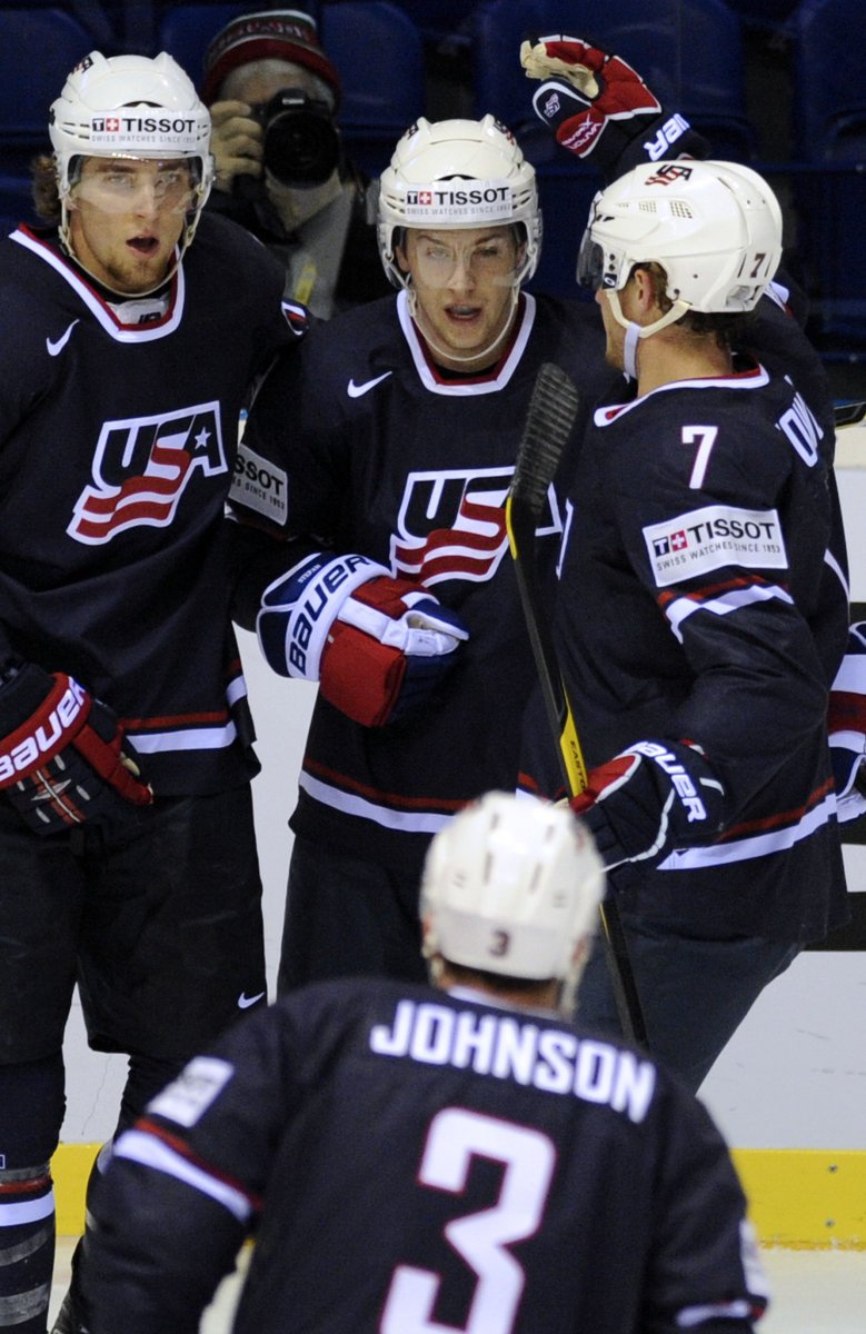 Druhý zleva Derek Stepan (USA) přijímá gratulaci ke gólu, který vstřelil brankáři Cristobalu Huetovi (FRA)