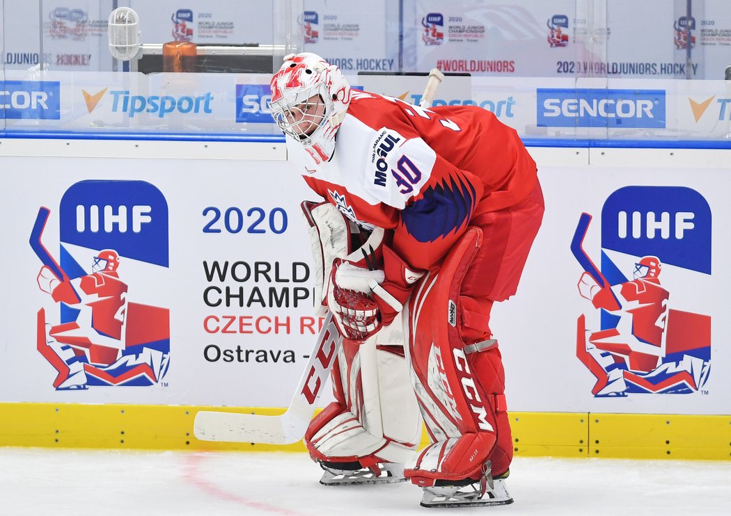 Brankář Nick Malík během předzápasového rozbruslení